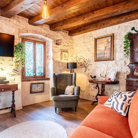 Traditional Vedran In A Stone House In The Very Center Of Apartament