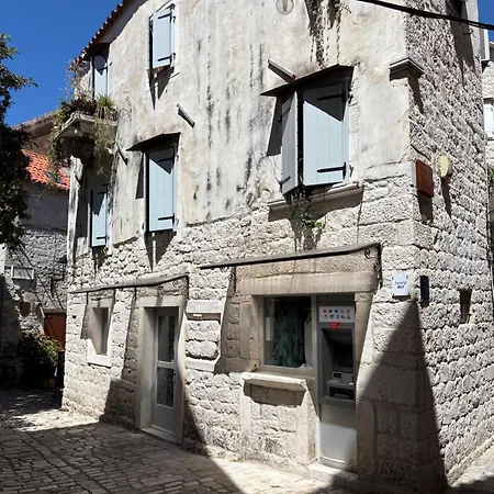 Traditional Vedran In A Stone House In The Very Center Of Apartament
